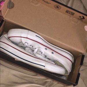 Low Top White Converse size 6 men’s & 8 womens
